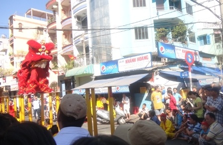 TPHCM: Tưng bừng múa lân mở hàng đầu năm - 14 Chuẩn bị nhảy lên trụ
thang để biểu diễn bài mai hoa thung