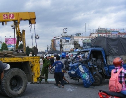 Chiếc xe tải nhỏ bị bẹp dúm phần đầu do bị xe tải BKS 62L - 5799 “tấn công”, tài xế bị gãy chân