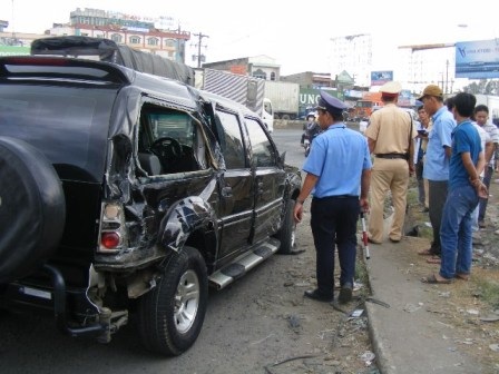 Một chiếc xế hộp sang trọng bị hư hỏng nghiêm trọng trong vụ va chạm