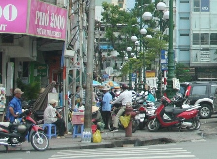 Dù thiếu bãi đậu xe nghiêm trọng nhưng TPHCM vẫn quyết dẹp bớt các bãi đậu xe trên vỉa hè