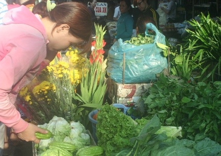 Rau, hoa, thịt "rủ nhau" tăng giá chóng mặt - 5 Dù biết giá tăng cao