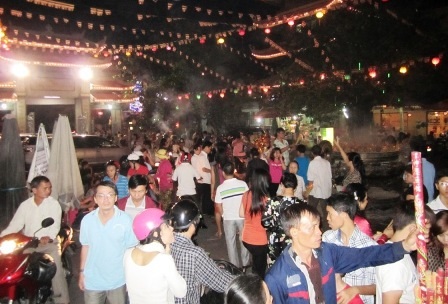 Dòng người ùn ùn đổ về các đình, chùa để cầu an