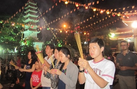 Dòng người ùn ùn đổ về các đình, chùa để cầu an