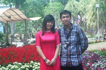 Đường hoa - điểm hẹn hò lý tưởng trong ngày lễ tình nhân - 2 Quân và Bích tạo dáng bên nhau ở Đường hoa Nguyễn Huệ (ảnh: Quốc Anh)