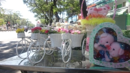 Đường hoa - điểm hẹn hò lý tưởng trong ngày lễ tình nhân - 3 Hàng quán, rạp chiếu phim và đường hoa đắt khách nhưng quà tặng thì ế ẩm (ảnh: Minh Kiệt)