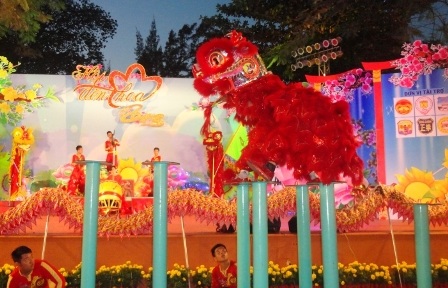 Người Sài Gòn rộn ràng với Hội đèn hoa Xuân - 12 Một màn mai hoa thung
khiến người xem thót tim