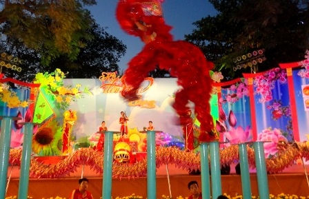 Người Sài Gòn rộn ràng với Hội đèn hoa Xuân - 13 Một màn mai hoa thung
khiến người xem thót tim