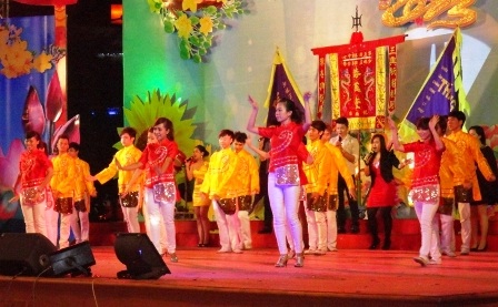 Người Sài Gòn rộn ràng với Hội đèn hoa Xuân - 14 Ngoài ra còn có các
chương trình tạp kỹ, biểu diễn ca nhạc truyền thống của người Hoa