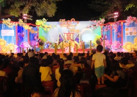 Người Sài Gòn rộn ràng với Hội đèn hoa Xuân - 15 Ngoài ra còn có các
chương trình tạp kỹ, biểu diễn ca nhạc truyền thống của người Hoa