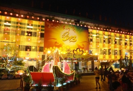 Người Sài Gòn rộn ràng với Hội đèn hoa Xuân - 2 Đèn lồng rực rỡ có ở
khắp lễ hội đèn hoa