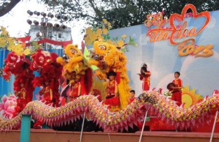 Người Sài Gòn rộn ràng với Hội đèn hoa Xuân - 3 Đèn lồng rực rỡ có ở
khắp lễ hội đèn hoa