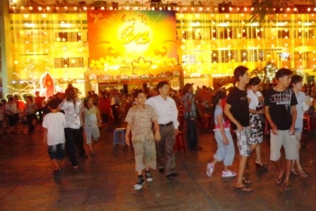 Người Sài Gòn rộn ràng với Hội đèn hoa Xuân - 5 Là lễ hội thường niên
nên Hội đèn hoa Xuân có rất đông du khách tham quan