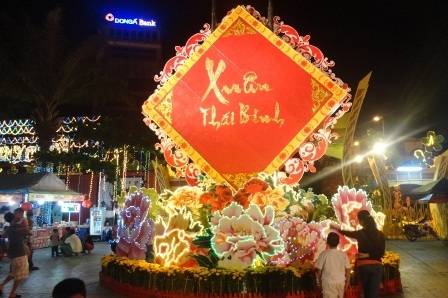 Người Sài Gòn rộn ràng với Hội đèn hoa Xuân - 6 Các tiểu cảnh rực rỡ,
độc đáo là địa điểm chụp hình được ưa chuộng