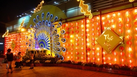 Người Sài Gòn rộn ràng với Hội đèn hoa Xuân - 9 Đèn lồng và sắc đỏ là
trang trí chủ đạo tại lễ hội này