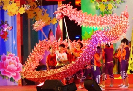 Người Sài Gòn rộn ràng với Hội đèn hoa Xuân - 10 Và Lân - Sư - Rồng là
hoạt động chính thu hút khách được biểu diễn hàng đêm