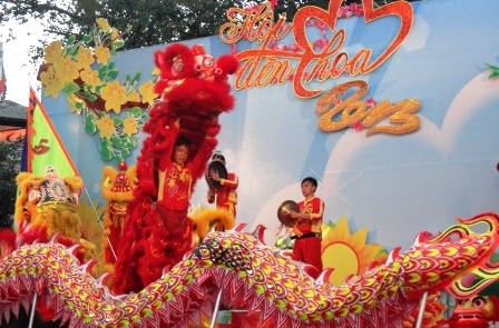 Tại đây tụ hội hầu hết
các đoàn Lân - Sư - Rồng nổi tiếng của thành phố