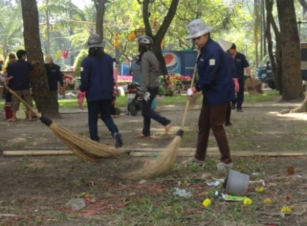 Màu áo xanh của các anh chị công nhân vệ sinh lại xuất hiện, tỉ mẩn nhặt nhạnh từng mẩu rác