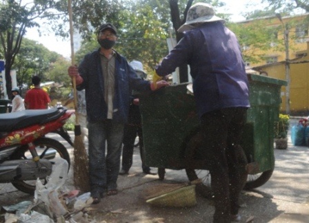 Màu áo xanh của các anh chị công nhân vệ sinh lại xuất hiện, tỉ mẩn nhặt nhạnh từng mẩu rác