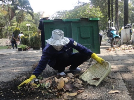 Màu áo xanh của các anh chị công nhân vệ sinh lại xuất hiện, tỉ mẩn nhặt nhạnh từng mẩu rác