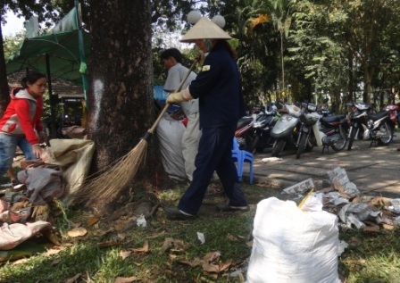 Màu áo xanh của các anh chị công nhân vệ sinh lại xuất hiện, tỉ mẩn nhặt nhạnh từng mẩu rác