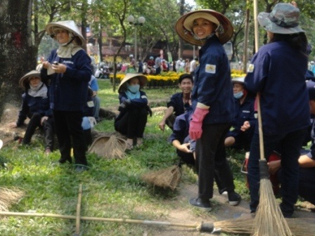 Niềm vui của họ là khi công việc hoàn thành, phố phường sạch đẹp, chuẩn bị đón Xuân sang