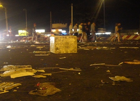 Rác có khắp các con đường như Tôn Đức Thắng, Hàm Nghi, đại lộ Võ Văn Kiệt, cầu Khánh Hội,…