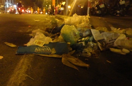 Rác có khắp các con đường như Tôn Đức Thắng, Hàm Nghi, đại lộ Võ Văn Kiệt, cầu Khánh Hội,…