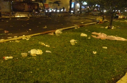 Và cả trên thảm cỏ