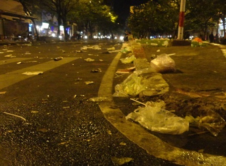 Làm bộ mặt phố phường nhếch nhác ngay trong những giờ phút đầu tiên bước sang năm mới
