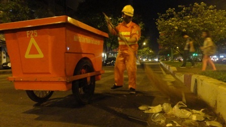 Làm bộ mặt phố phường nhếch nhác ngay trong những giờ phút đầu tiên bước sang năm mới