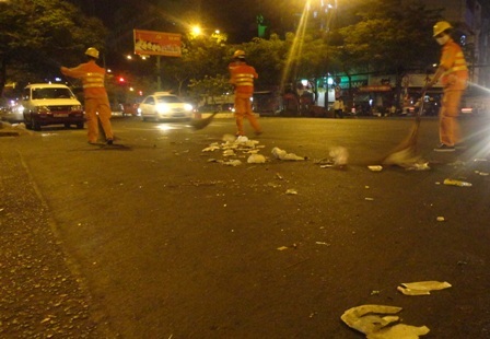 Làm bộ mặt phố phường nhếch nhác ngay trong những giờ phút đầu tiên bước sang năm mới