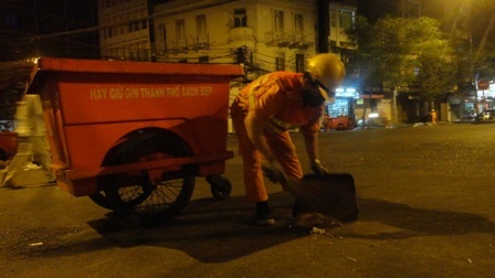 Làm bộ mặt phố phường nhếch nhác ngay trong những giờ phút đầu tiên bước sang năm mới