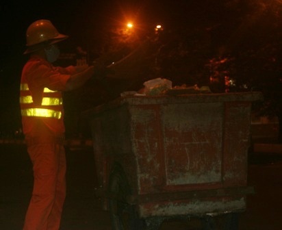 Làm bộ mặt phố phường nhếch nhác ngay trong những giờ phút đầu tiên bước sang năm mới