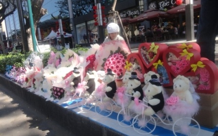 Mùng 4 Tết, hoa quà Valentine đã xuống phố