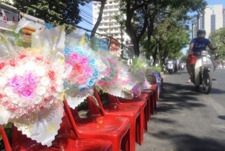 Năm nay, hoa giả còn
nhiều hơn hoa tươi
