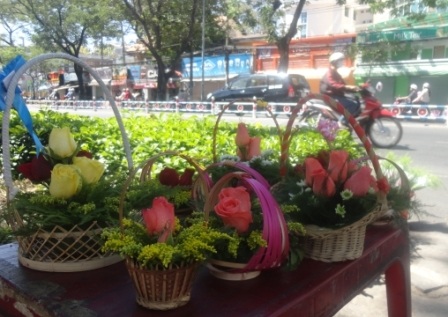 Năm nay, hoa giả còn
nhiều hơn hoa tươi