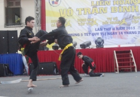 Biểu diễn Võ trận Bình Định trong ngày chiến thắng Đống Đa - 2 Võ trận Bình Định ít hoa mỹ mà quyết liệt, mạnh mẽ với những độc chiêu đánh hiểm