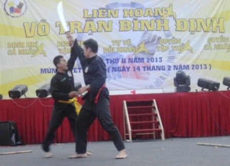 Biểu diễn Võ trận Bình Định trong ngày chiến thắng Đống Đa - 3 Võ trận Bình Định ít hoa mỹ mà quyết liệt, mạnh mẽ với những độc chiêu đánh hiểm