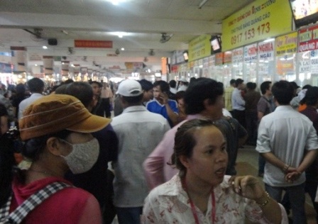 Mệt mỏi, chen chúc trong khu nhà ga đông đúc