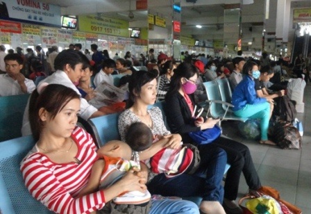 Mệt mỏi, chen chúc trong khu nhà ga đông đúc