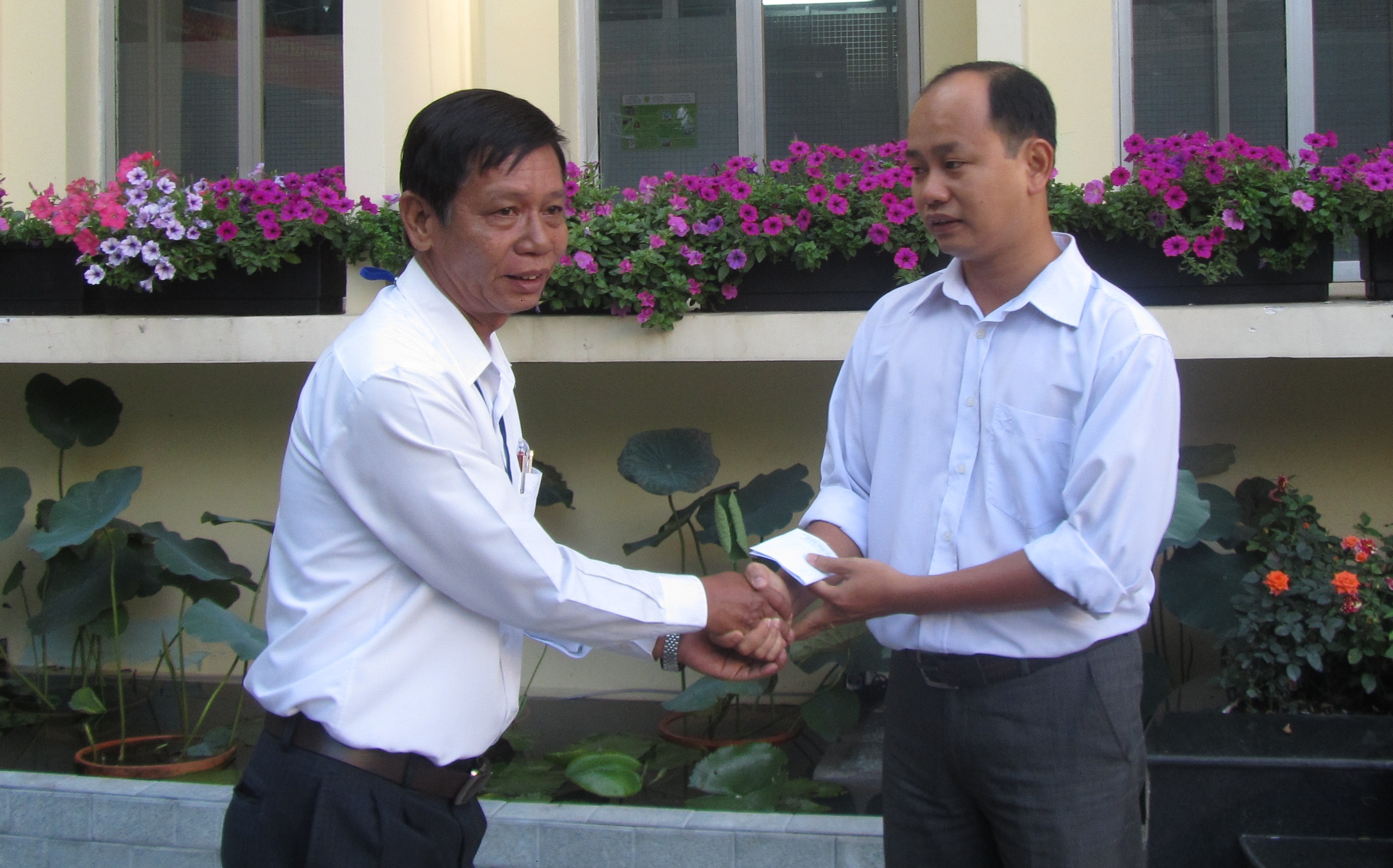 Cán bộ Sở Giao thông Vận tải lập công bắt cướp - 1 Ông Nguyễn Văn Cận, Bí thư Chi bộ Văn phòng Sở GTVT tặng quà biểu dương anh Võ Đình Hòa