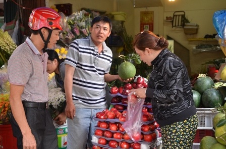 Củ kiệu, trái cây hôm nay được đông khách mua