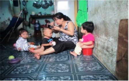 Nỗi lo bảo mẫu bạo hành vào giảng đường - 1 Hình ảnh bảo mẫu chăm trẻ trong phóng sự