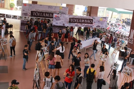 Buổi triển lãm đã thu hút hàng trăm người xem trong ngày khai mạc