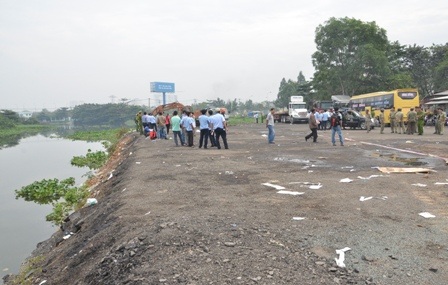 Đoàn công tác liên ngành chuẩn bị cưỡng chế khu đất san lấp rạch trái phép tại số 397 Đinh Bộ Lĩnh