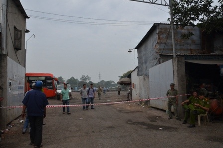 Chủ đất lấn rạch để mở bến xe dù