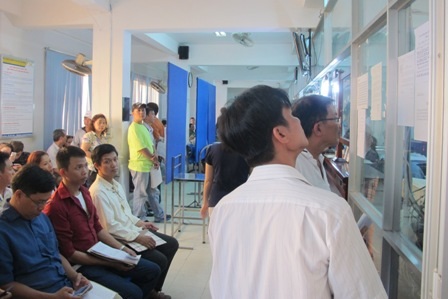  Do khách đông nên phải xếp hàng chờ đến lượt giao dịch