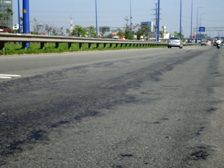 Đường Mai Chí Thọ liên tục bị lún mặt đường thành hình luống cày theo vết bánh xe