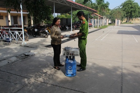 Chị Lê Thị Dung vui mừng nhận lại tài sản đã bị
trộm