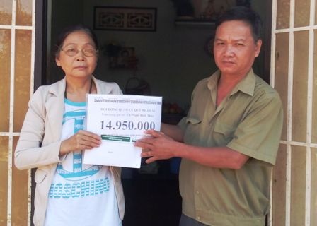 Trao gần 15 triệu đồng đến gia đình nghệ sĩ Mỹ Lệ - 1 Công an ấp 4, phường Tương Bình Hiệp đại diện trao tặng số tiền 14.950.000 đồng bạn đọc